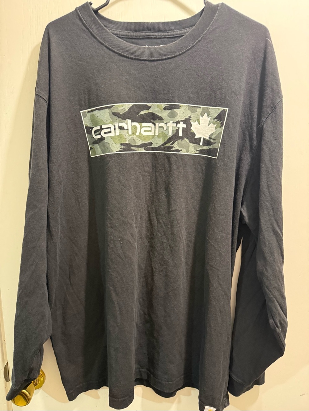 Carhartt loose fit Black Long-Sleeve Shirt with Green Camo Box Logo Canada 🍁